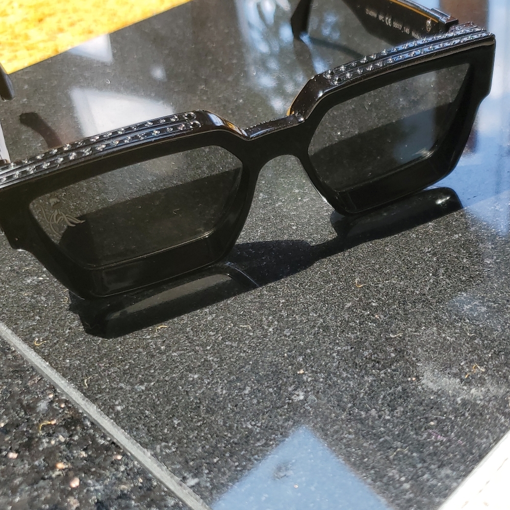 LOUIS-VUITTON MILLIONAIRE FRIENDS EDITION - RARE GEM